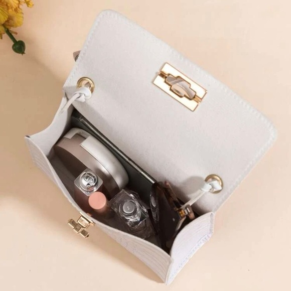 White ribbon 🎀 purse - Picture 3 of 3